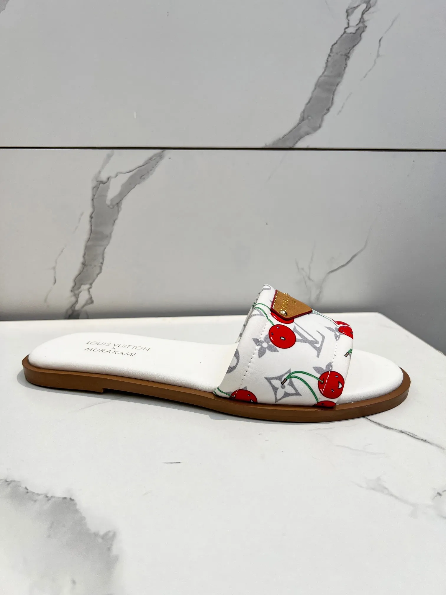 👟👟Ex-factory price 320👟👟 Genuine leather sole +40 Louis Vuitton, 1:1 advanced customization upper, fabric: customized LV special fabric, lining: sheepskin, original molding hardware, code number: 35-42, order with pictures, welcome to send pictures to place an order,